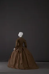 Vestido de ajuar (vista oblicua trasera)