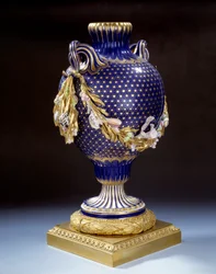 Jarrón con cola de pez de porcelana dura. Hacia 1765-1770. París, Museo del Louvre