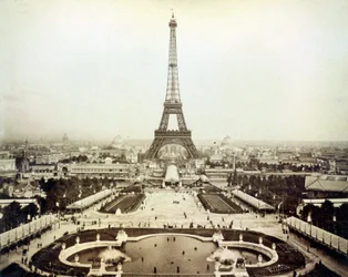 Vista de la Exposición Universal de 1889 en París y la Torre Eiffel