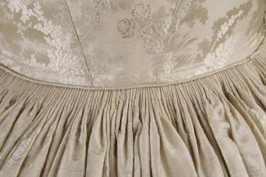 Vestido de novia (vista detallada de la cintura trasera)