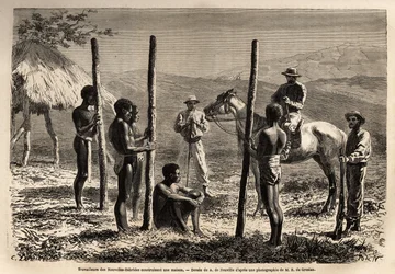 Trabajadores de las Nuevas Hébridas (o desde 1980, la República de Vanuatu, un archipiélago melanesio en el norte de Nueva Caledonia), construyendo una casa, que el autor encuentra durante una excursión a caballo. Grabado para ilustrar el viaje a Nueva Cal