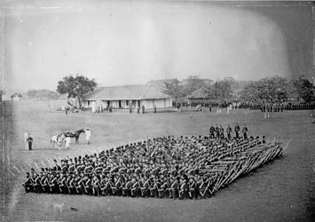 45º Regimiento de Infantería (Sherwood Foresters) formando cuadro en el ejercicio