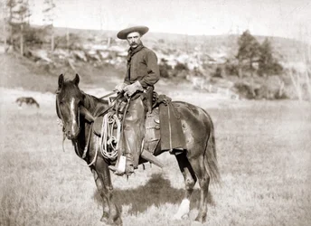 Un vaquero a caballo - foto