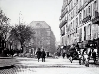 Una calle de París con el teatro Ambigu (3er distrito)