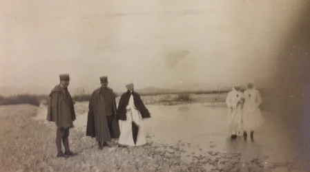 Álbum de la Primera Guerra Mundial en Friuli-Venecia Julia: oficiales y enfermeras de la Cruz Roja sobre el río Natisone
