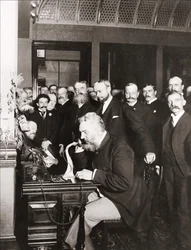 Alexander Graham Bell (1847-1922) en la inauguración de la línea de larga distancia de Nueva York a Chicago, 18 de octubre