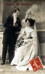 Pareja de novios. Postal de felicitación para una boda. 1920s.