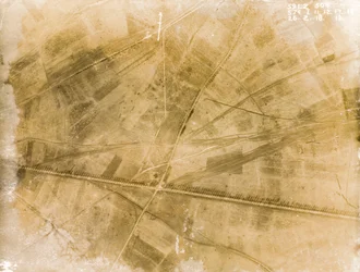 Fotografías británicas de reconocimiento aéreo que registran las posiciones de las trincheras en el Frente Occidental durante la Primera Guerra Mundial.
