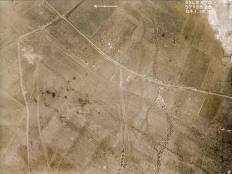 Fotografías británicas de reconocimiento aéreo que registran las posiciones de las trincheras en el Frente Occidental durante la Primera Guerra Mundial.
