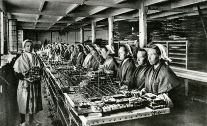 Enlatado de sardinas, Industria sardinera, Finisterre, Bretaña (foto b/n)