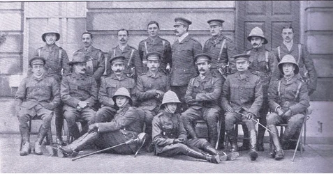 Col Owen, Major Boole-Smith y los otros oficiales de los Dragoon Guards, de After Pretoria: The Guerilla War publicado por Harmsworth Bros Limited