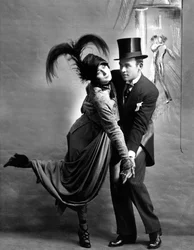 Pareja bailando. Fotografía hacia 1918.