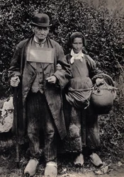 Pareja de mendigos bretones. Fotografía, finales del siglo XIX, París. Coll. Selva.