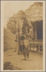 Datto Bulon, jefe de los Bagobo, vestido con un atuendo guerrero, Reserva de Filipinas, Exposición de la Compra de Luisiana