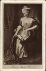 La emperatriz Auguste Viktoria con corona y pieles