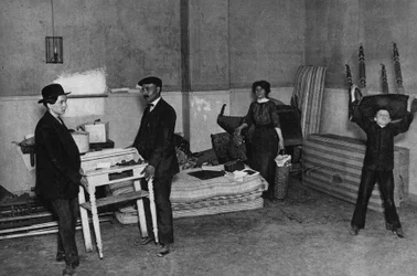 Vida cotidiana, escena de mudanza en un edificio en París. Fotografía, finales del siglo XIX, París. Coll. Selva