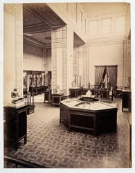 Sala de exposición - en “Álbum de fotos del primer museo de El Cairo” fundado por Auguste Mariette Bey