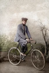 Fernand Ochse en bicicleta, Francia, hacia 1920 (foto)