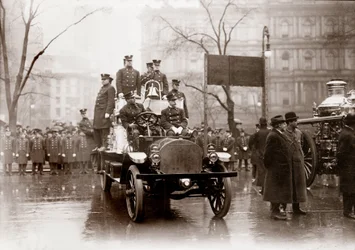 Brigadas de bomberos equipadas con nuevas bombas y vehículos contra incendios, Nueva York 1913. Fotografía.
