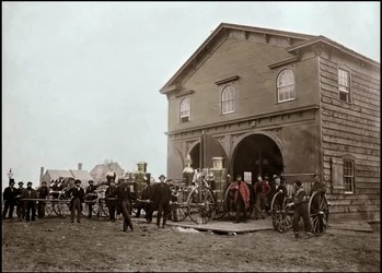 Brigada de bomberos posando frente al cuartel, Alexandria. Virginia, Estados Unidos. 1863. Fotografía