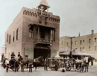 Brigada de bomberos posando fuera del cuartel, Los Ángeles. California, EE.UU. 1887. Fotografía