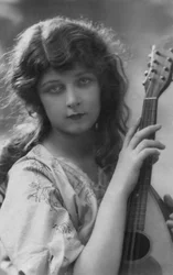 Postal francesa de una bella joven con mandolina de estilo napolitano, c. 1912
