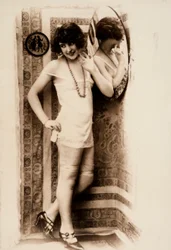 Retrato de cuerpo entero de una mujer en ropa íntima.