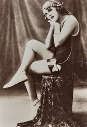 Retrato de cuerpo entero de una joven en traje de baño.