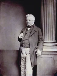 Retrato de cuerpo entero del político francés Adolphe Thiers con elegante indumentaria del siglo XIX.