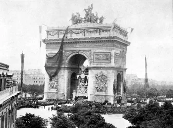 Funerales de Victor Hugo en el Arco de Triunfo, París, el 01/06/1885