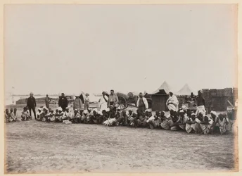 Grupo de nativos, Almacén de Artillería, Suakin, circa 1884