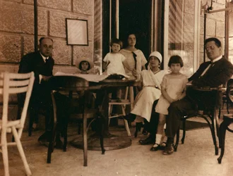 Grupo de personas fotografiadas en una cafetería de Pula