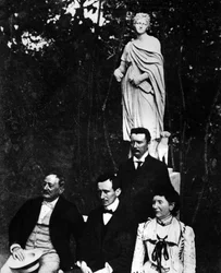 Guglielmo Marconi (1874-1937), físico e inventor italiano con sus padres y su hermano Alfonso en Pontecchio en 1897.