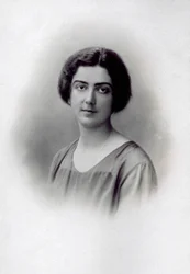 Retrato de medio cuerpo de la princesa Jolanda de Saboya, sonriente el día de su boda