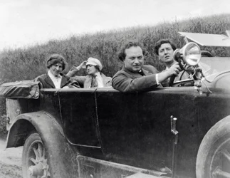 Helene Berg, Alma Mahler, Franz Werfel y Alban Berg fotografiados en coche