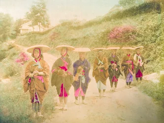 Mujeres japonesas. Siete mujeres japonesas en fila en una carretera rural. Japón, hacia 1910.