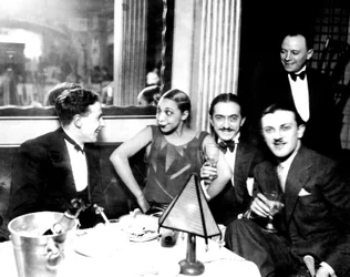 Josephine Baker con Georges Simenon y su prometido Guiseppe Abatino, Restaurante Chez Josephine, c.1928 (foto b/n)