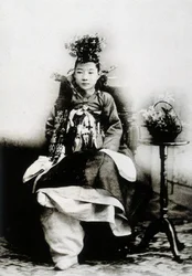 Mujer coreana con vestido tradicional de boda