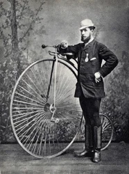 Hombre posando con el gran bi (grand bi), el ancestro del velocípedo. Fotografía, finales del siglo XIX, París. Coll. Selva.