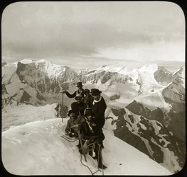 Alpinismo a finales del siglo XIX o principios del XX: grupo de alpinistas en la cumbre del Wetterhorn (literalmente "Cuerno del Tiempo", 3.692 m), cumbre del macizo del Wetterhorner, Alpes berneses, Cantón de Berna, Suiza - escalada, cordee - fotog.