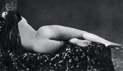 Mujer desnuda recostada alrededor de 1860 Fotografía anónima