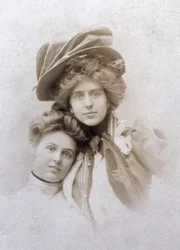 Natalie Clifford Barney y Renee Vivien, Francia, c.1900 (foto b/n)