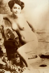 Retrato de desnudo de una joven saliendo de una bañera