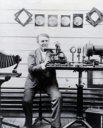 Foto de Thomas-Alwa Edison frente a su fonógrafo