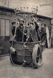Escenificación fotográfica con un globo aerostático. Fotografía, finales del siglo XIX, París. Colección Selva