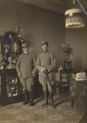Retrato de Bruno de Pererelli en uniforme fotografiado en compañía de un soldado