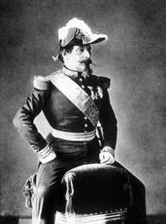 Retrato de Napoleón III sentado en califourchon en un taburete