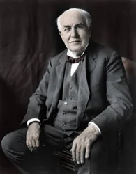 Retrato de Thomas Edison (1847-1931), físico estadounidense.