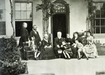 Retrato de Victor Hugo en el exilio en Guernsey en 1866 con Juliette Drouet a su derecha