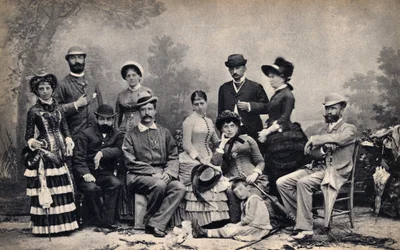 Retrato de una familia con un fotógrafo, frente a un escenario campestre. Fotografía, finales del siglo XIX, París. Coll. Selva